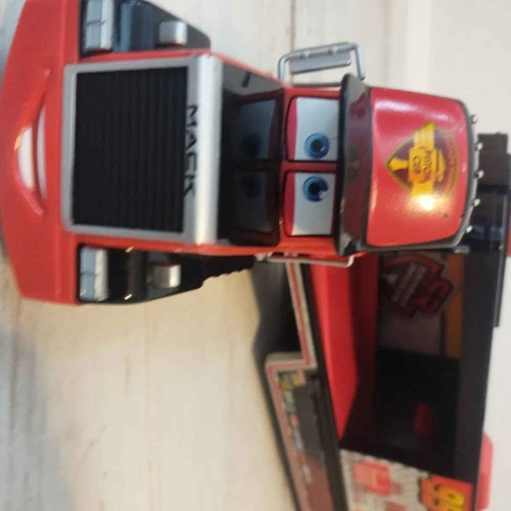 DISNEY PIXAR CARS DISNEY STORE CARBON RACER MACK LAUNCHER W/ LIGHTNING MCQUEEN